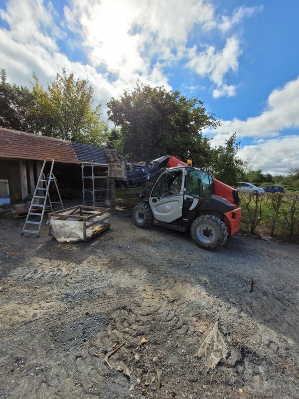 Chantier de couverture des Toits de Bryan avec engin télescopique — Pays d'Auge, Calvados
