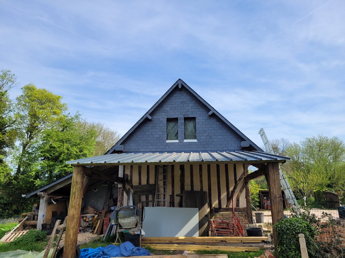 Toiture normande restaurée par Les Toits de Bryan — couverture en ardoise, Calvados