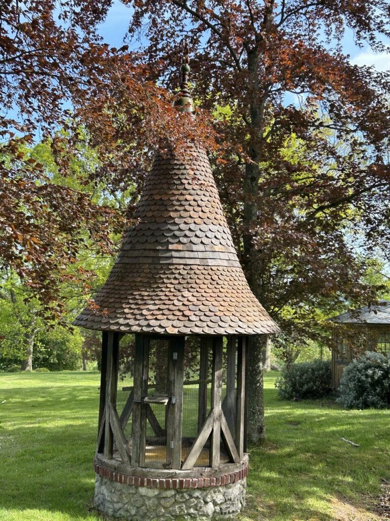 Cabane bardée bois avec toiture en ardoise à Deauville par Les Toits de Bryan