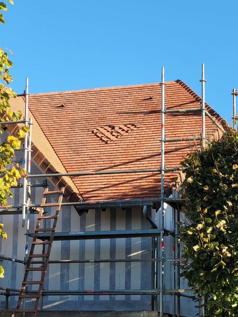 Couverture en tuile sous échafaudage à Deauville par Les Toits de Bryan