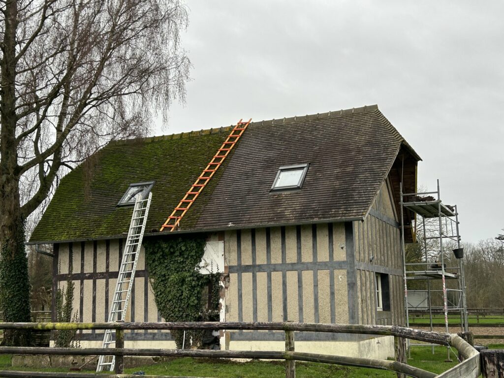 Maison normande avec toiture restaurée à Falaise par Les Toits de Bryan