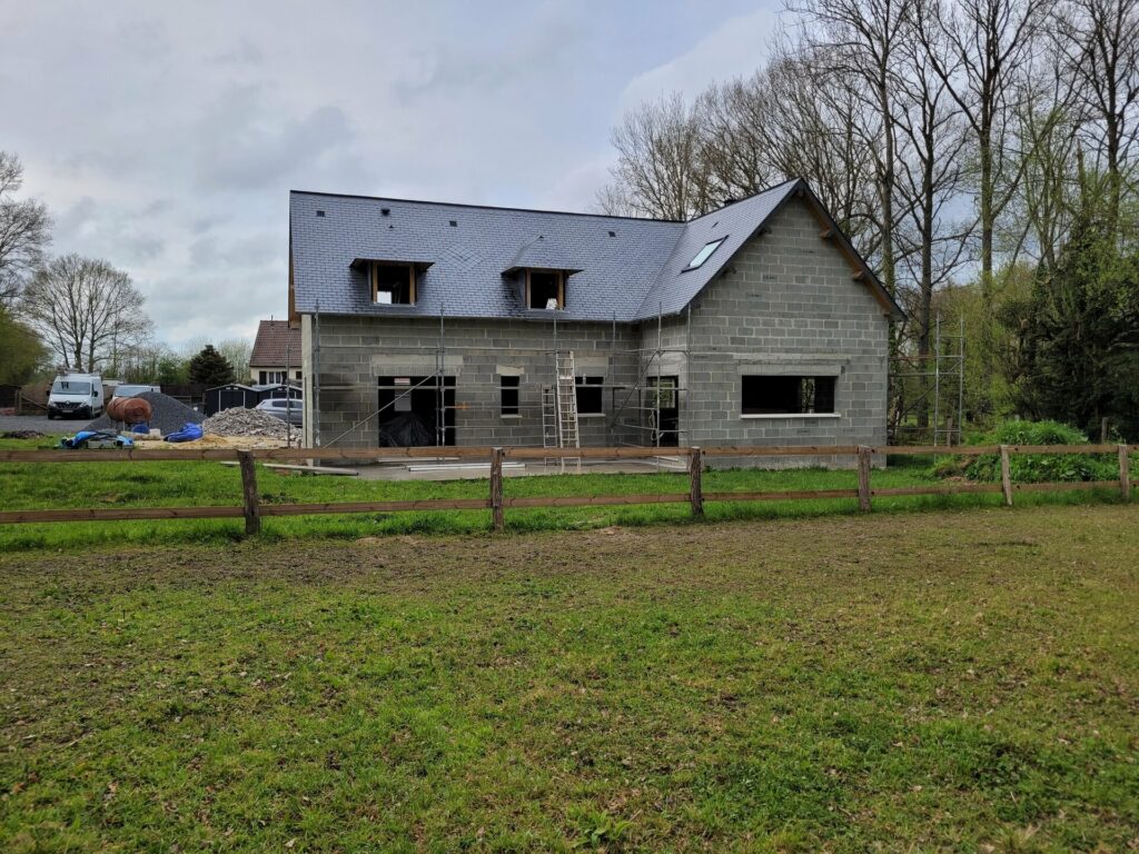 Construction neuve avec couverture ardoise réalisée près de Honfleur par Les Toits de Bryan