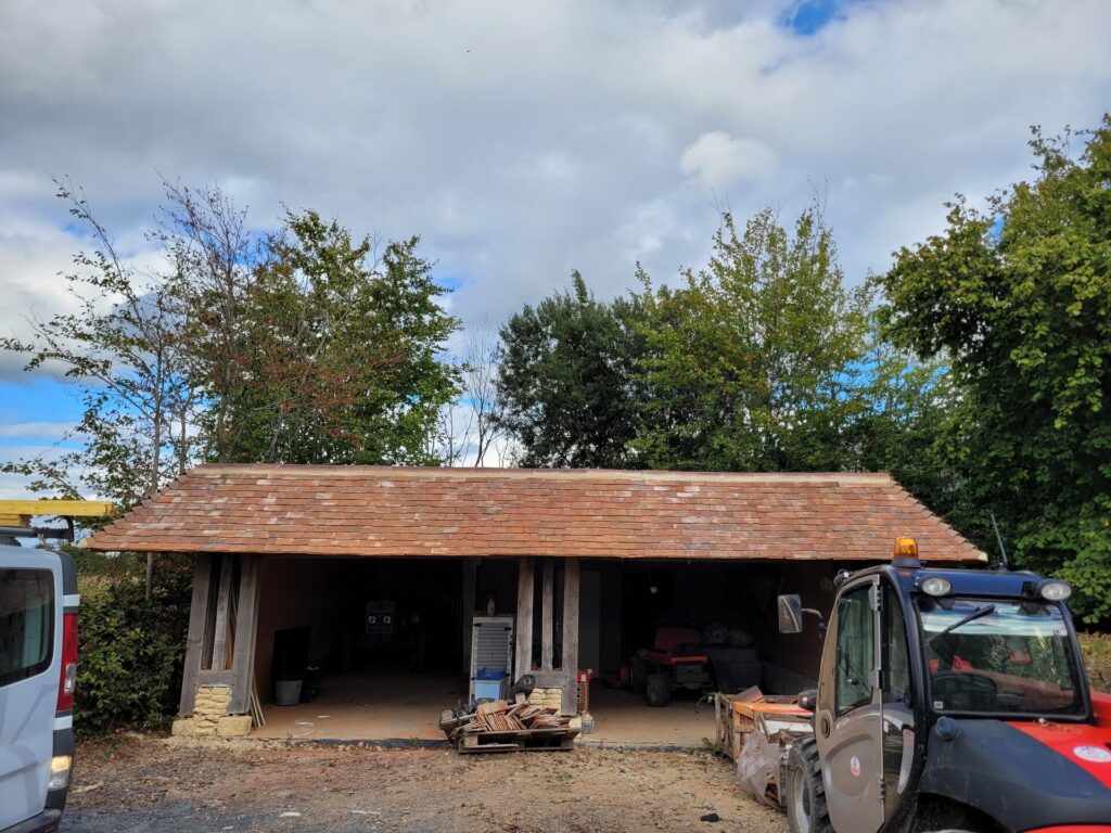Restauration de charpente de grange normande à Lisieux par Les Toits de Bryan