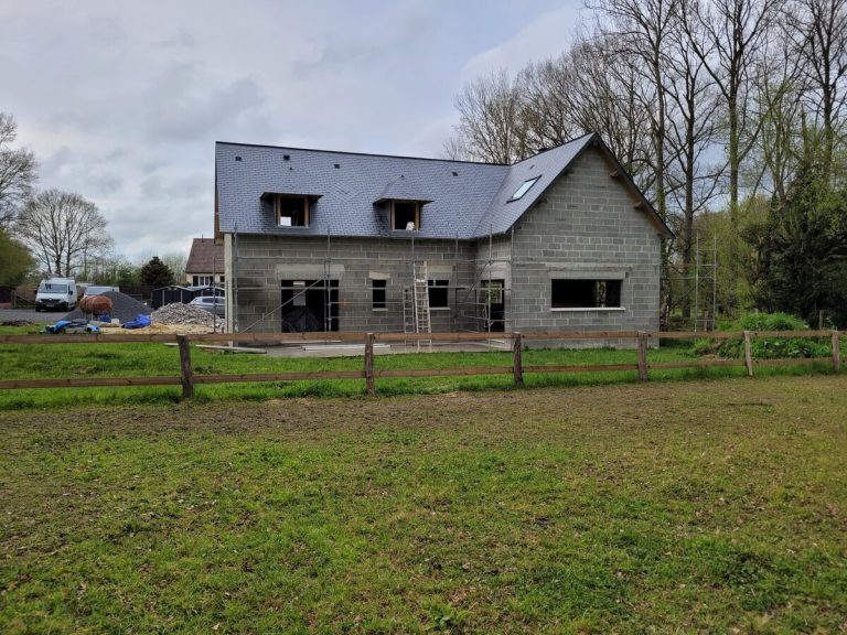 Toiture en ardoise naturelle neuve avec Velux sur construction parpaings
