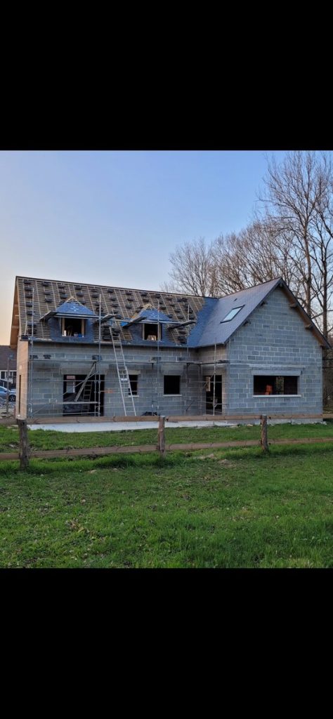 Pose d'une toiture en ardoise sur construction parpaings — chantier en cours