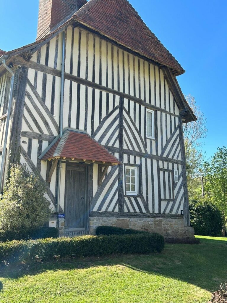 Auvent en tuiles plates anciennes — après restauration par Les Toits de Bryan
