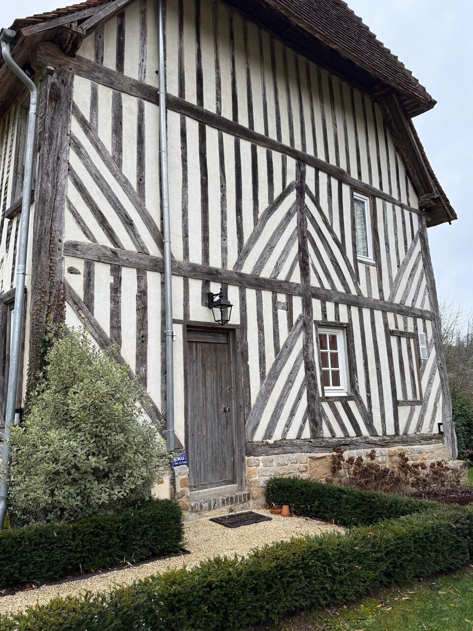 Auvent en tuiles plates anciennes — avant restauration par Les Toits de Bryan