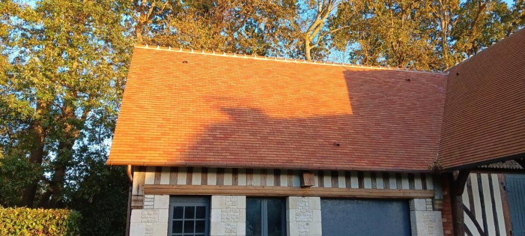 Pignon d'une maison normande couvert en tuile plate de terre cuite
